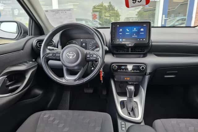 Toyota Yaris (2024) thumbnail 3