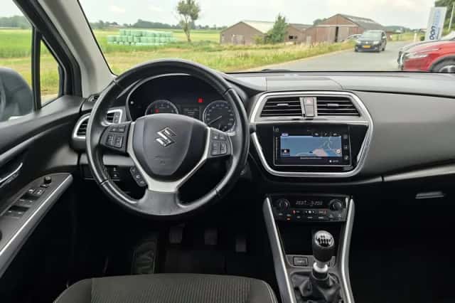 Suzuki S-Cross (2021) thumbnail 4