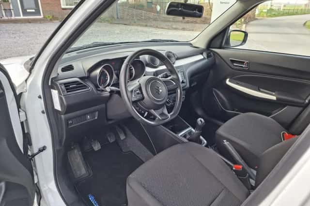 Suzuki Swift (2019) thumbnail 5