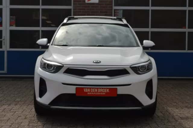 Kia Stonic (2021) thumbnail 2