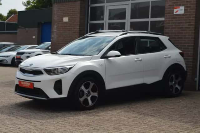 Kia Stonic (2021) thumbnail 3