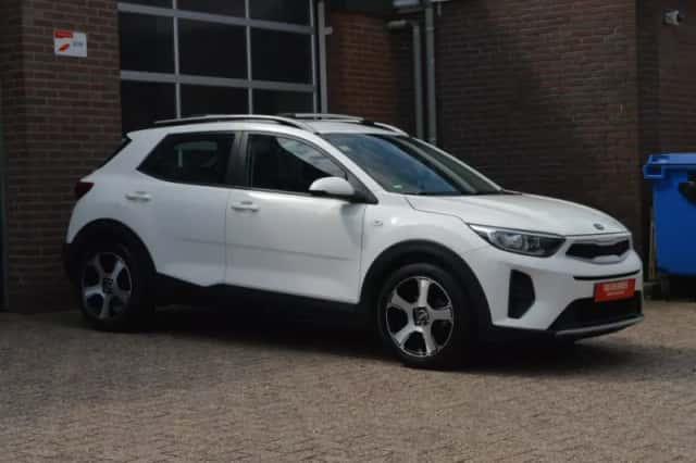 Kia Stonic (2021) thumbnail 4