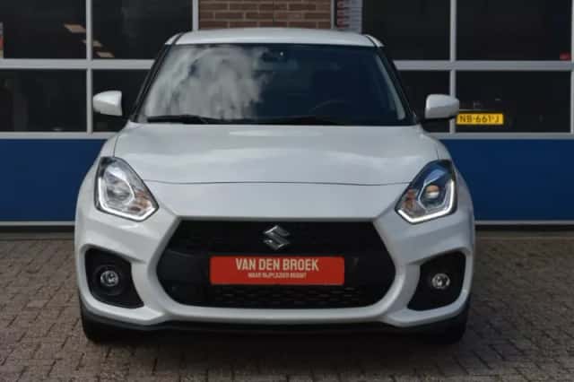 Suzuki Swift (2021) thumbnail 2