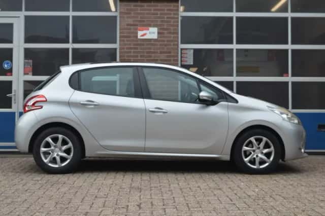 Peugeot 208 (2014) thumbnail 6