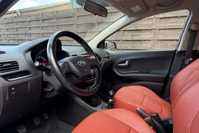 Kia Picanto (2013) thumbnail 3