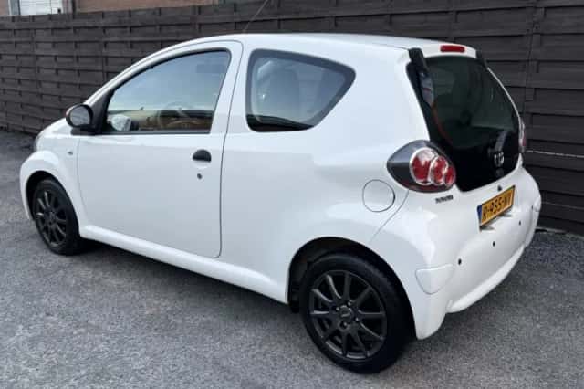 Toyota Aygo (2014) thumbnail 2