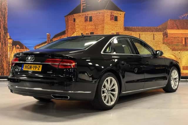 Audi A8 (2017) thumbnail 2