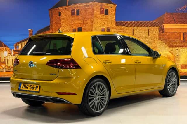 Volkswagen Golf (2017) thumbnail 2