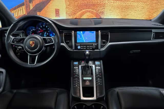 Porsche Macan (2018) thumbnail 3