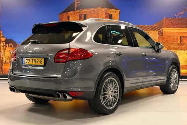 Porsche Cayenne (2010) thumbnail 2