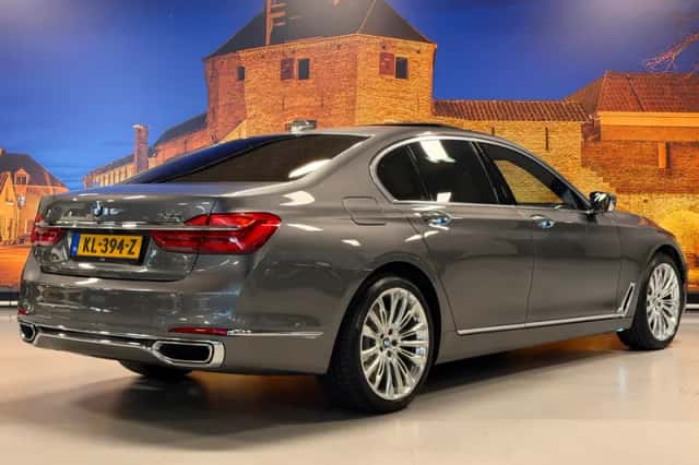 BMW 7-Serie (2016) thumbnail 2