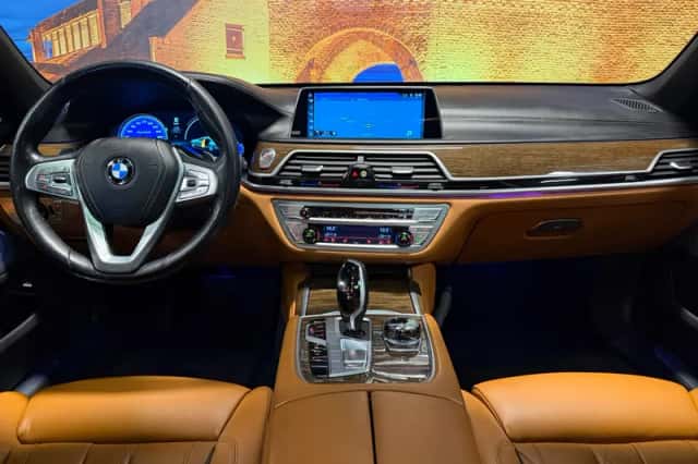 BMW 7-Serie (2016) thumbnail 3