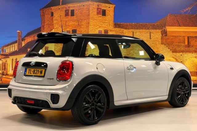 MINI Cooper (2018) thumbnail 2