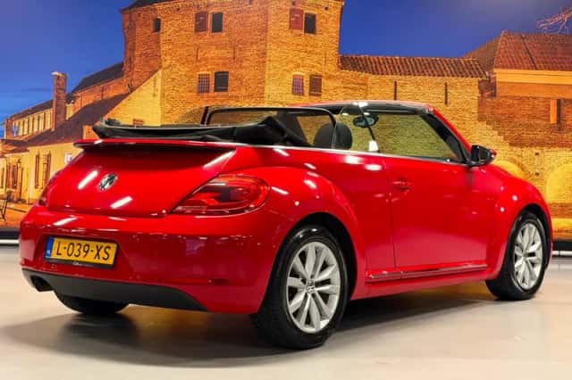 Volkswagen Beetle (2015) thumbnail 2