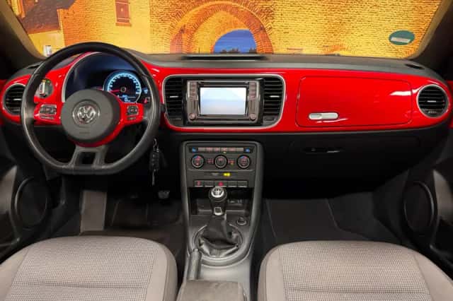 Volkswagen Beetle (2015) thumbnail 3