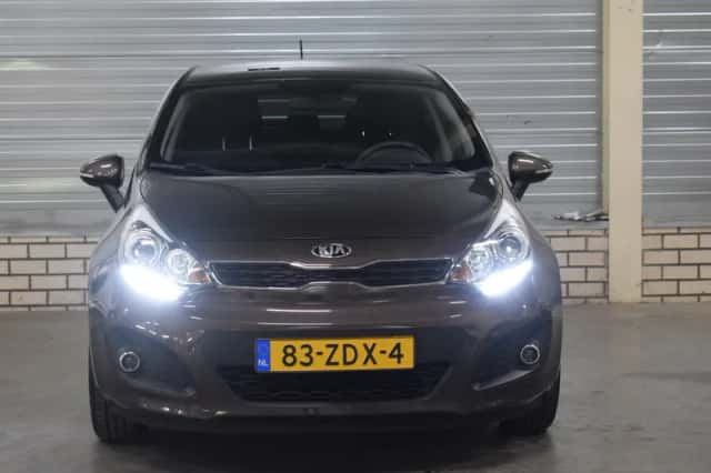 Kia Rio (2012) thumbnail 3