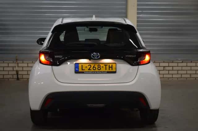 Toyota Yaris (2021) thumbnail 4