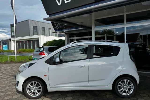 Chevrolet Spark (2010) thumbnail 2