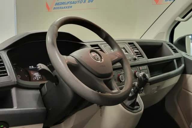 Volkswagen Transporter (2016) thumbnail 4
