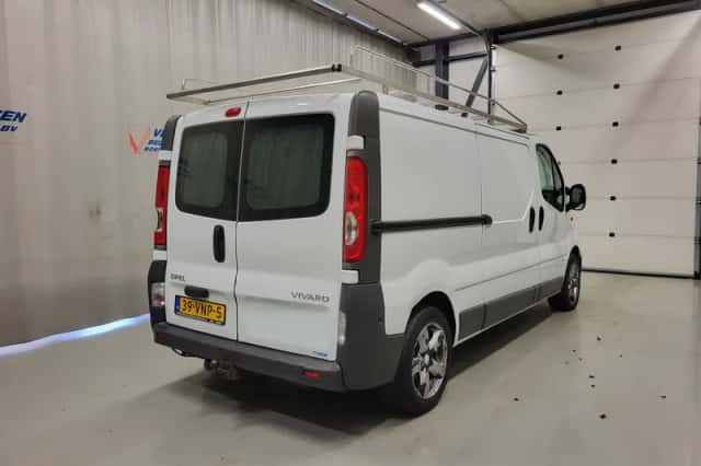 Opel Vivaro (2008) thumbnail 3