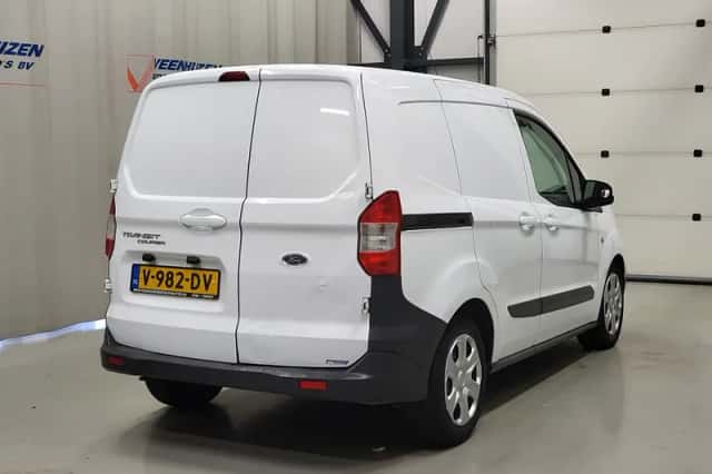 Ford Transit Courier (2017) thumbnail 3