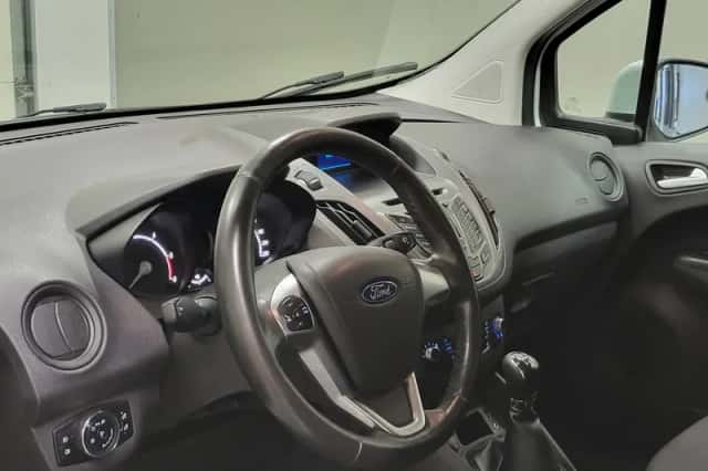 Ford Transit Courier (2017) thumbnail 4