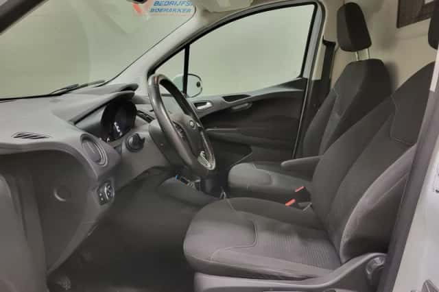 Ford Transit Courier (2017) thumbnail 5