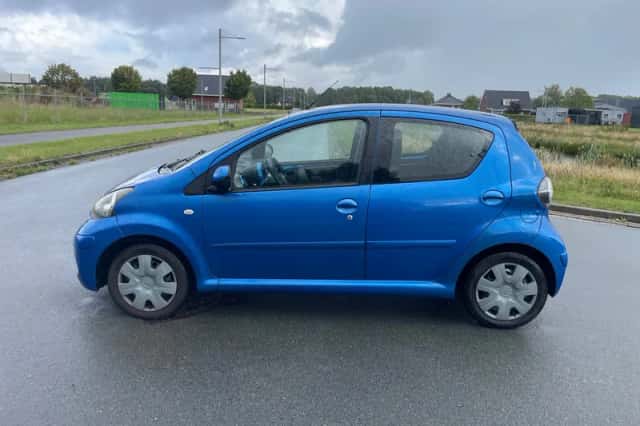 Toyota Aygo (2009) thumbnail 2
