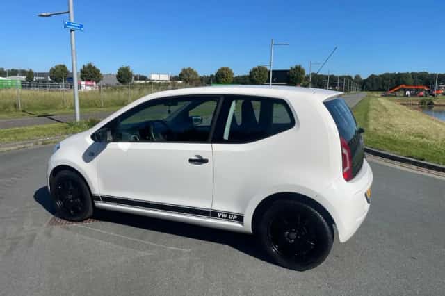 Volkswagen Up! (2015) thumbnail 3