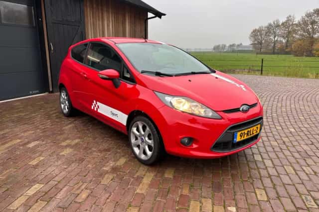 Ford Fiesta (2011) thumbnail 2