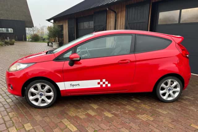 Ford Fiesta (2011) thumbnail 3