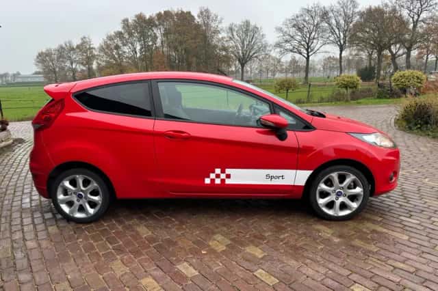 Ford Fiesta (2011) thumbnail 4