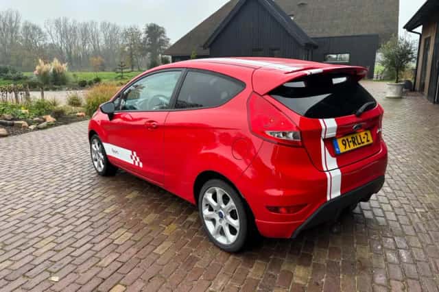 Ford Fiesta (2011) thumbnail 5