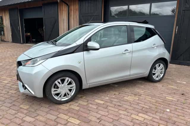 Toyota Aygo (2015) thumbnail 2
