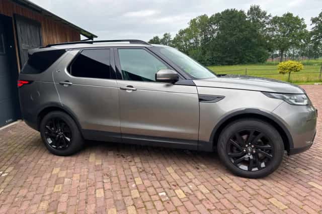 Land Rover Discovery (2018) thumbnail 4