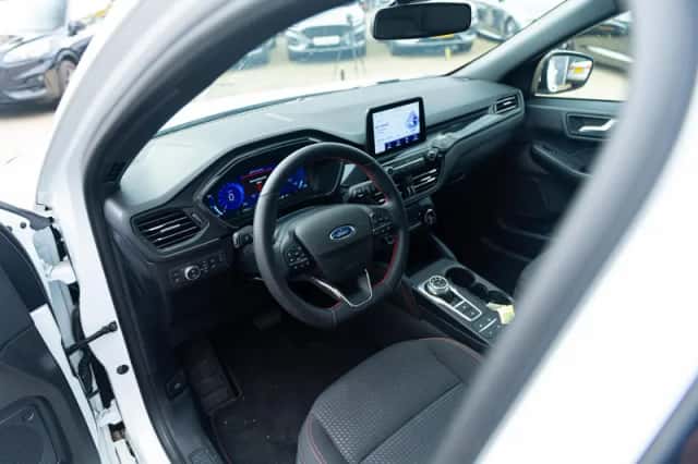 Ford Kuga (2022) thumbnail 5