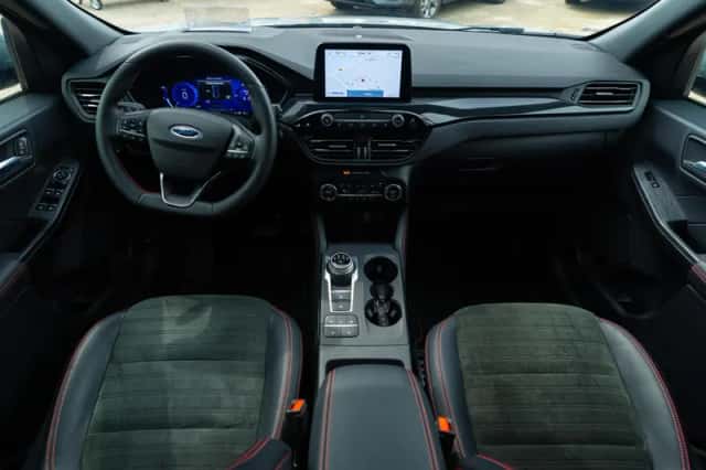 Ford Kuga (2023) thumbnail 4