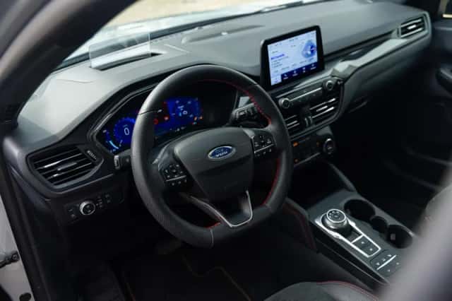 Ford Kuga (2023) thumbnail 5