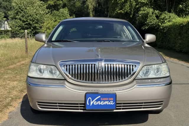 Lincoln Town Car (2002) thumbnail 3