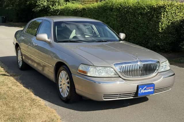 Lincoln Town Car (2002) thumbnail 4