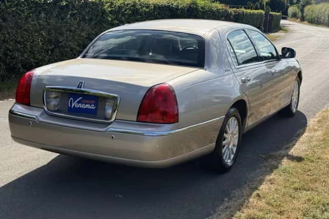 Lincoln Town Car (2002) thumbnail 5