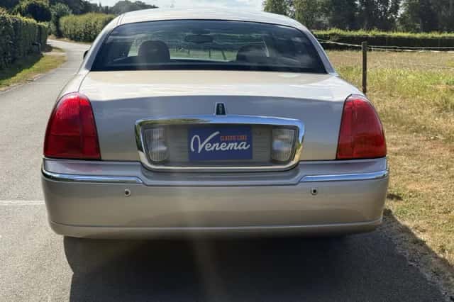 Lincoln Town Car (2002) thumbnail 6