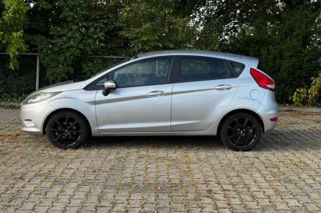 Ford Fiesta (2009) thumbnail 2