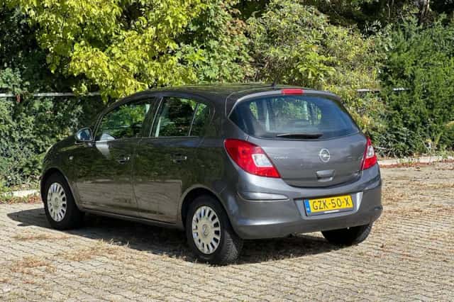 Opel Corsa (2011) thumbnail 3