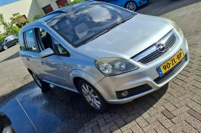 Opel Zafira (2008) thumbnail 1
