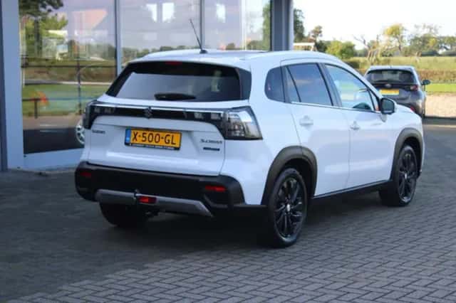 Suzuki S-Cross (2023) thumbnail 4