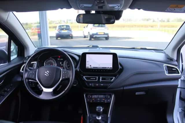 Suzuki S-Cross (2023) thumbnail 6