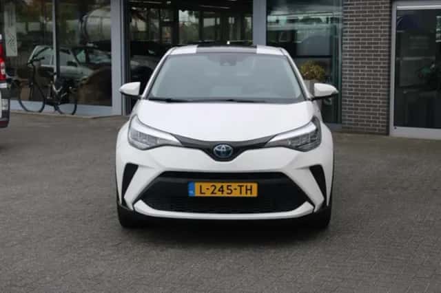 Toyota C-HR (2021) thumbnail 2