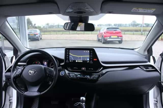 Toyota C-HR (2021) thumbnail 6