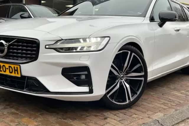Volvo V60 (2022) thumbnail 2